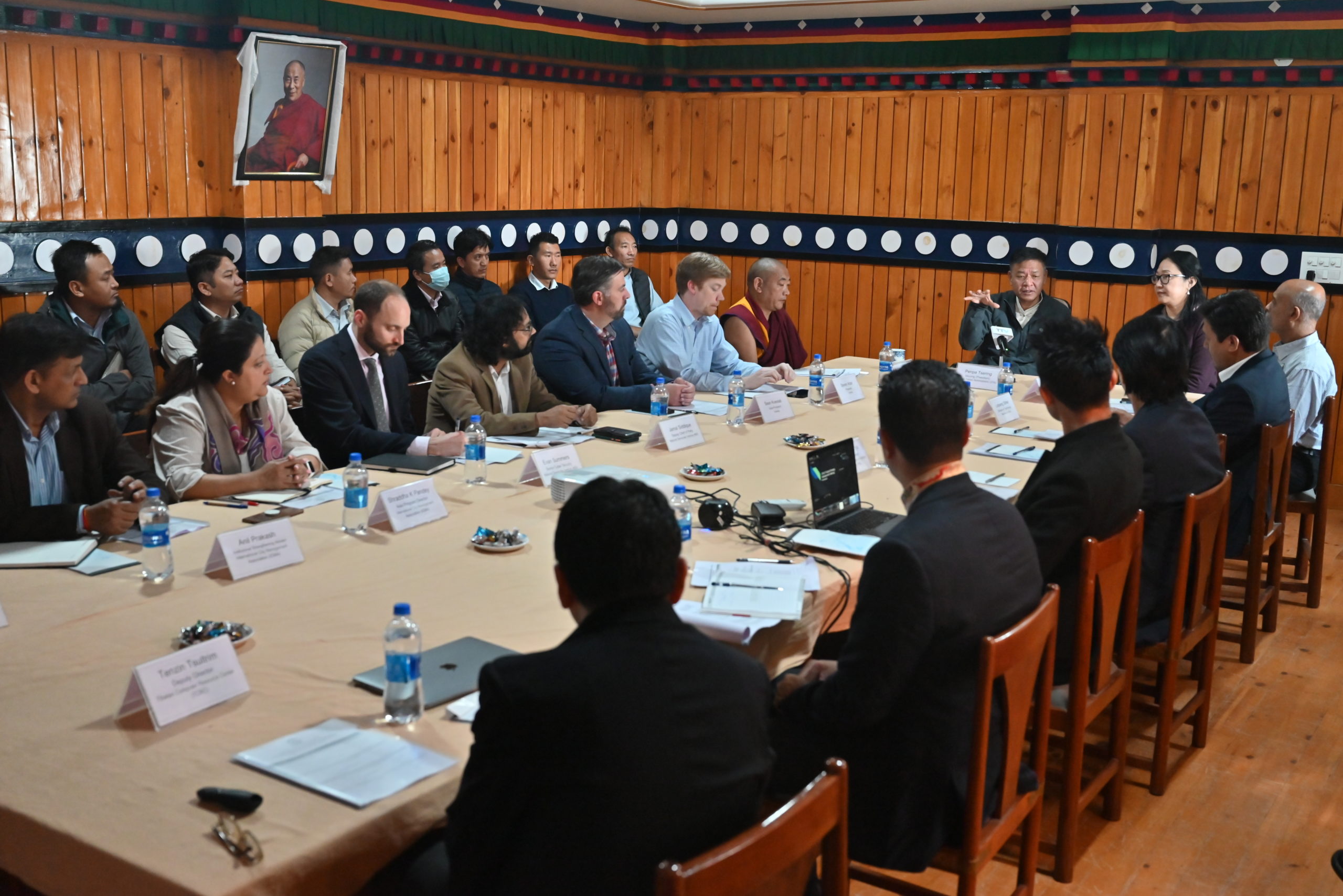 སྨོན་ལམ་བརྡ་འཕྲིན་ཞིབ་འཇུག་ཁང་གི་འགན་འཛིན་དགེ་བཤེས་བློ་བཟང་སྨོན་ལམ་ལགས་བརྡ་འཕྲིན་ཐབས་བྱུས་གོང་སྤེལ་ཚོགས་འདུ་ཐེངས་དང་པོར་མཉམ་ཞུགས་གནང་བ།