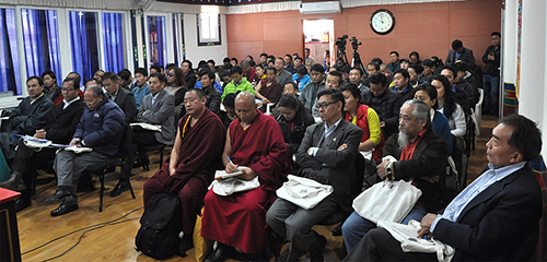ཕྱི་དྲིལ་ལྷག་པ་ཚེ་རིང་དྲན་རྟེན་ཚོགས་ཁང་དུ་རྒྱལ་སྤྱིའི་ཕ་སྐད་ཉིན་མོ་སྲུང་བརྩི་ཞུས་པ།