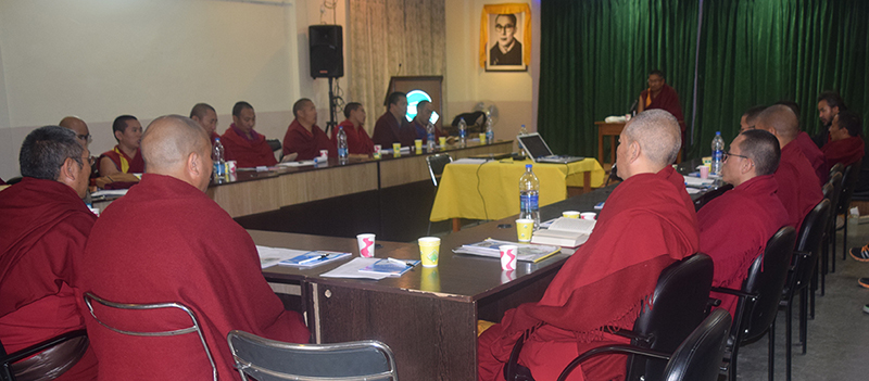 སྨོན་ལམ་ཚིག་མཛོད་ཆེན་མོའི་ཆོས་ལུགས་དང་འབྲེལ་བའི་རྩོམ་སྒྲིག་མི་སྣའི་ཚོགས་འདུ་ཐེངས་གསུམ་པ།