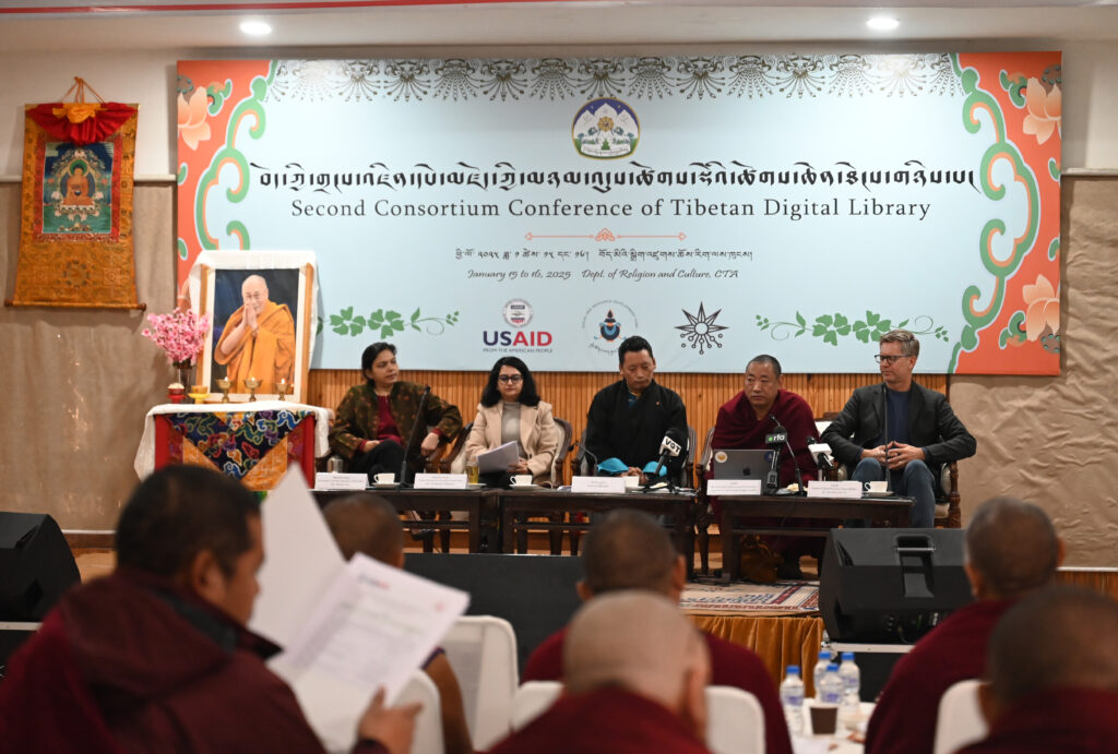 བོད་ཀྱི་གྲངས་འཛིན་དཔེ་མཛོད་མཉམ་འདུས་ཚོགས་སྡེའི་ཚོགས་ཆེན་ཐེངས་གཉིས་པ་དབུ་འབྱེད་གནང་བ།