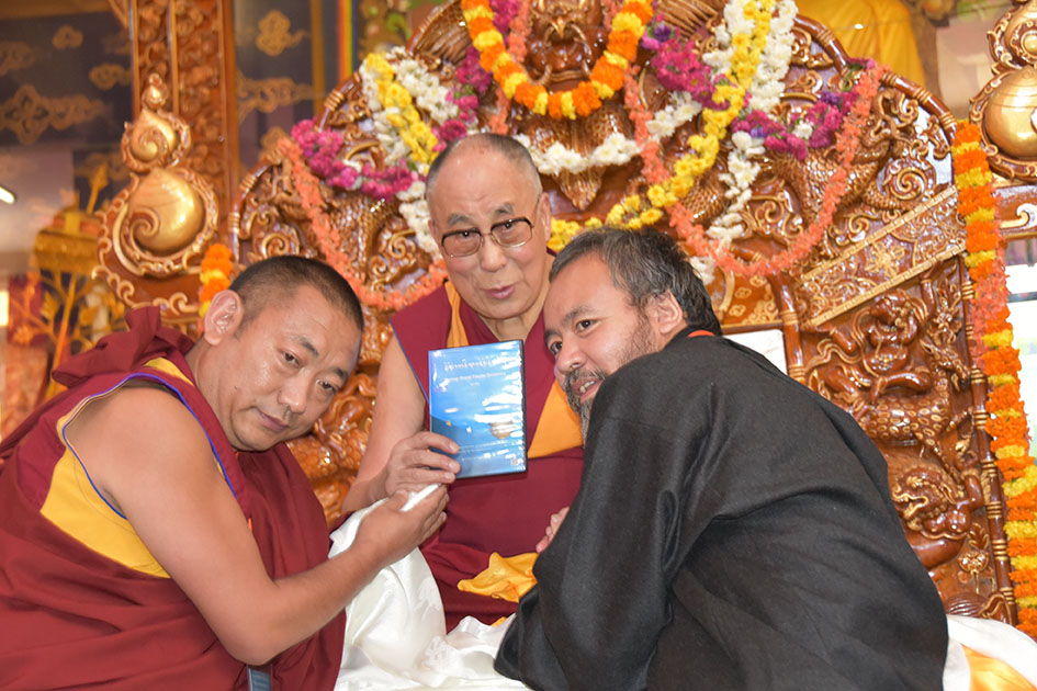 སྨོན་ལམ་ཚིག་མཛོད་ཆེན་མོ་ཐོན་རིམ་དང་པོའི་དབུ་འབྱེད་མཛད་སྒོ།